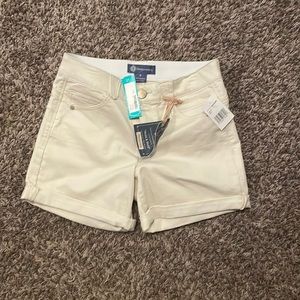 Democracy cream shorts !